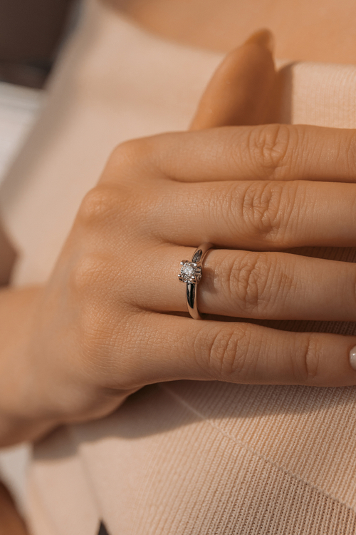 Классическое кольцо с бриллиантом