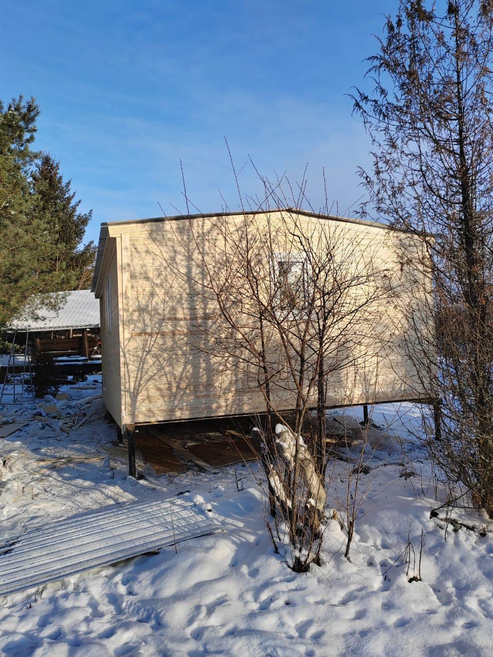 Дачный домик с крыльцом