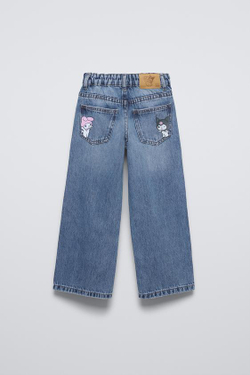 ZARA ДЖИНСЫ С ШИРОКИМИ ШТАНИНАМИ И ПРИНТОМ «КУРОМИ» ©САНРИ, СИНИЙ