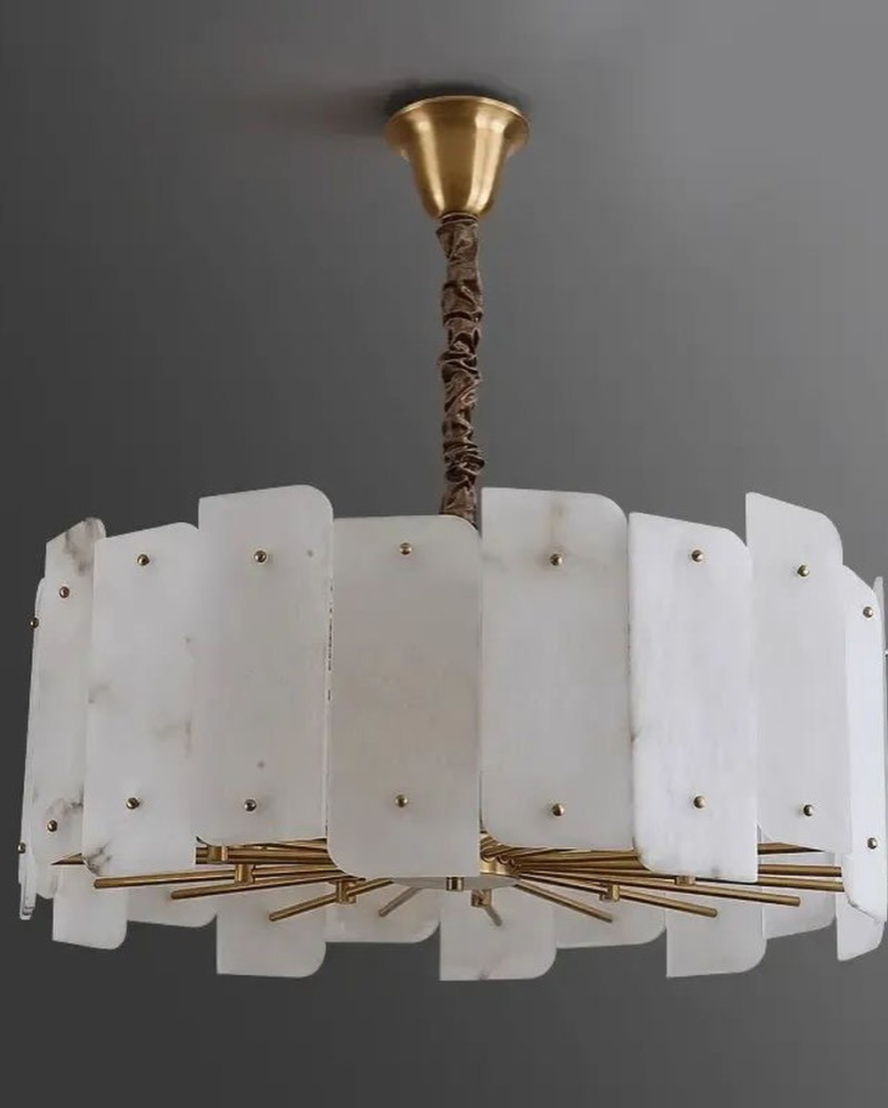 Стильная люстра с каменными пластинами ✨