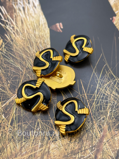Пуговицы Скиапар. золотистые с черной эмалью змейка "S"