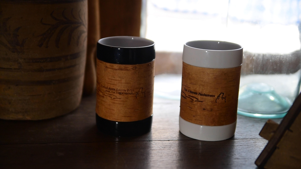 Кружка большая фарфоровая c берестой и с цитатами Чехова. Chekhov forever.