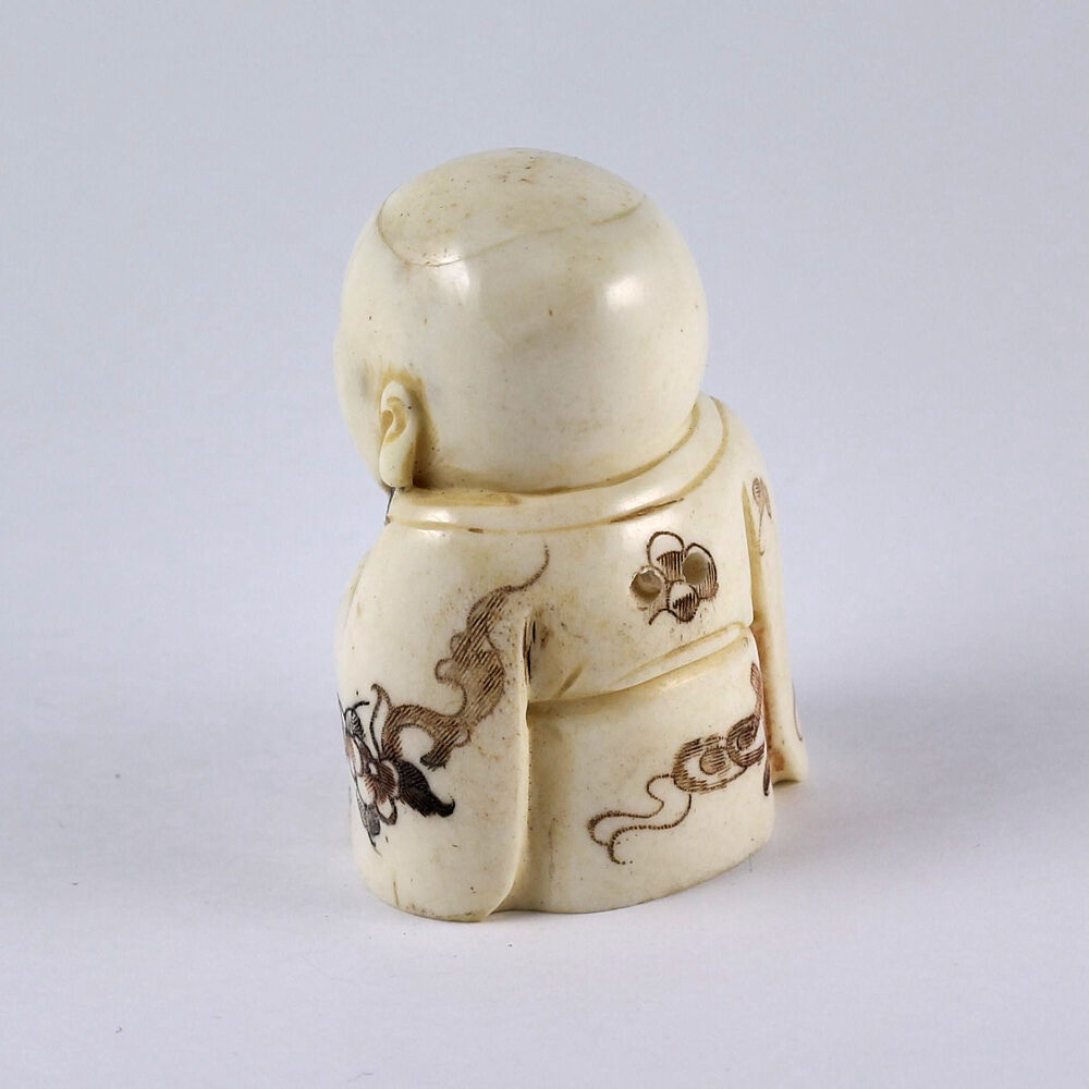 Нэцкэ Молодой монах в кимоно