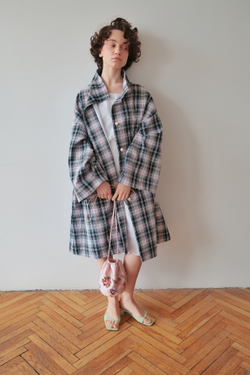 Плащ с расшитым кармашком