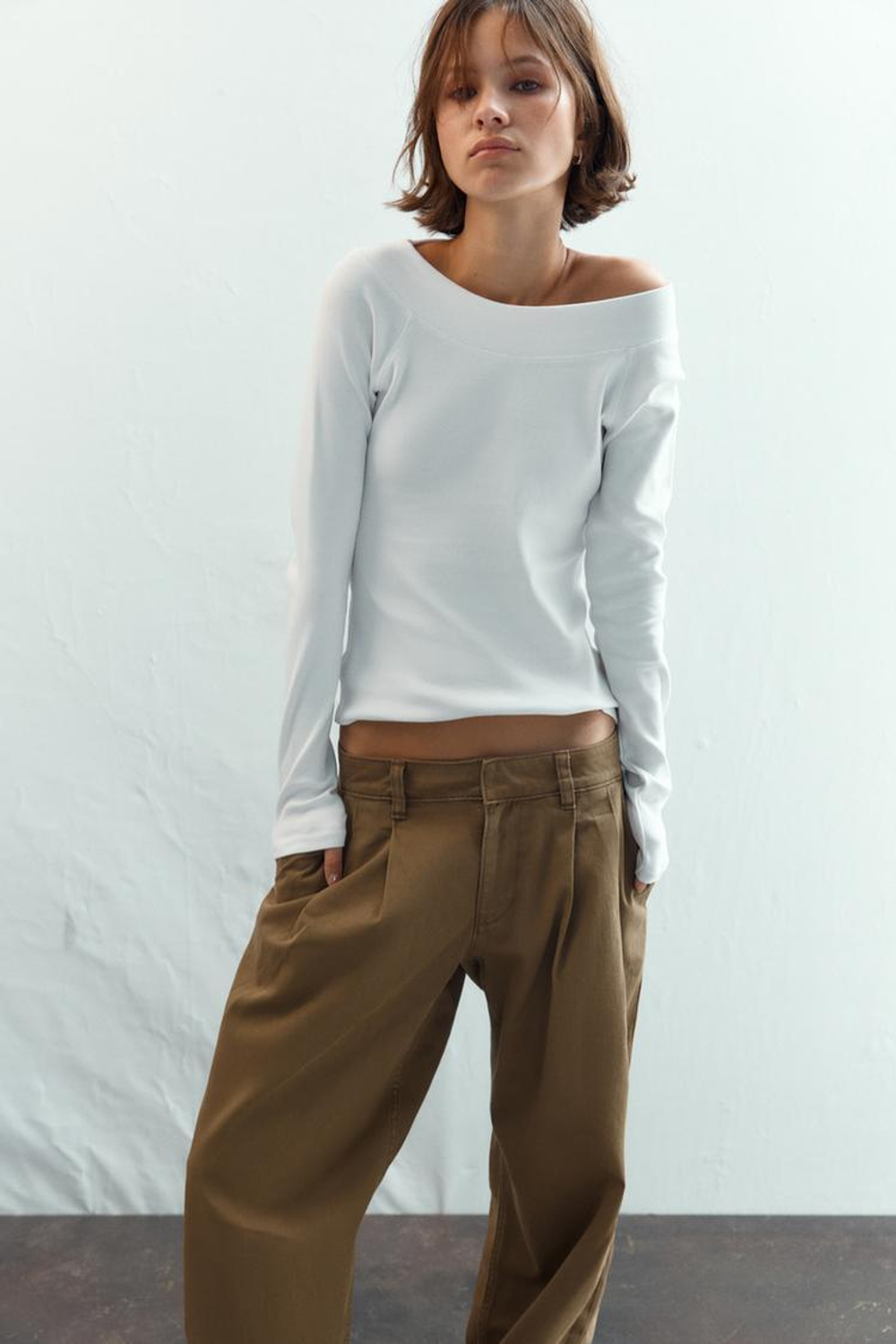 ZARA ФУТБОЛКА В РУБЧИК С ВЫРЕЗОМ «ЛОДОЧКА», БЕЛЫЙ