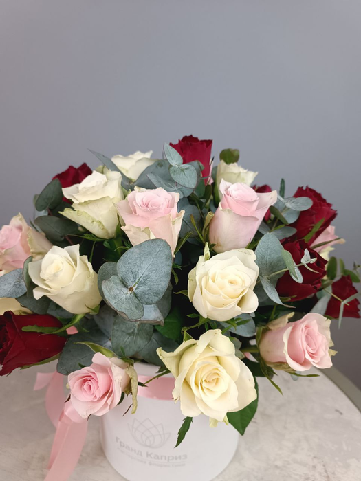 Композиция из роз с эвкалиптом (33 шт)