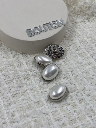 Пуговицы серебристые овальные с крупной жемчужиной