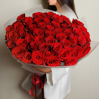 Большой букет из 51 красной высокой премиальной розы
