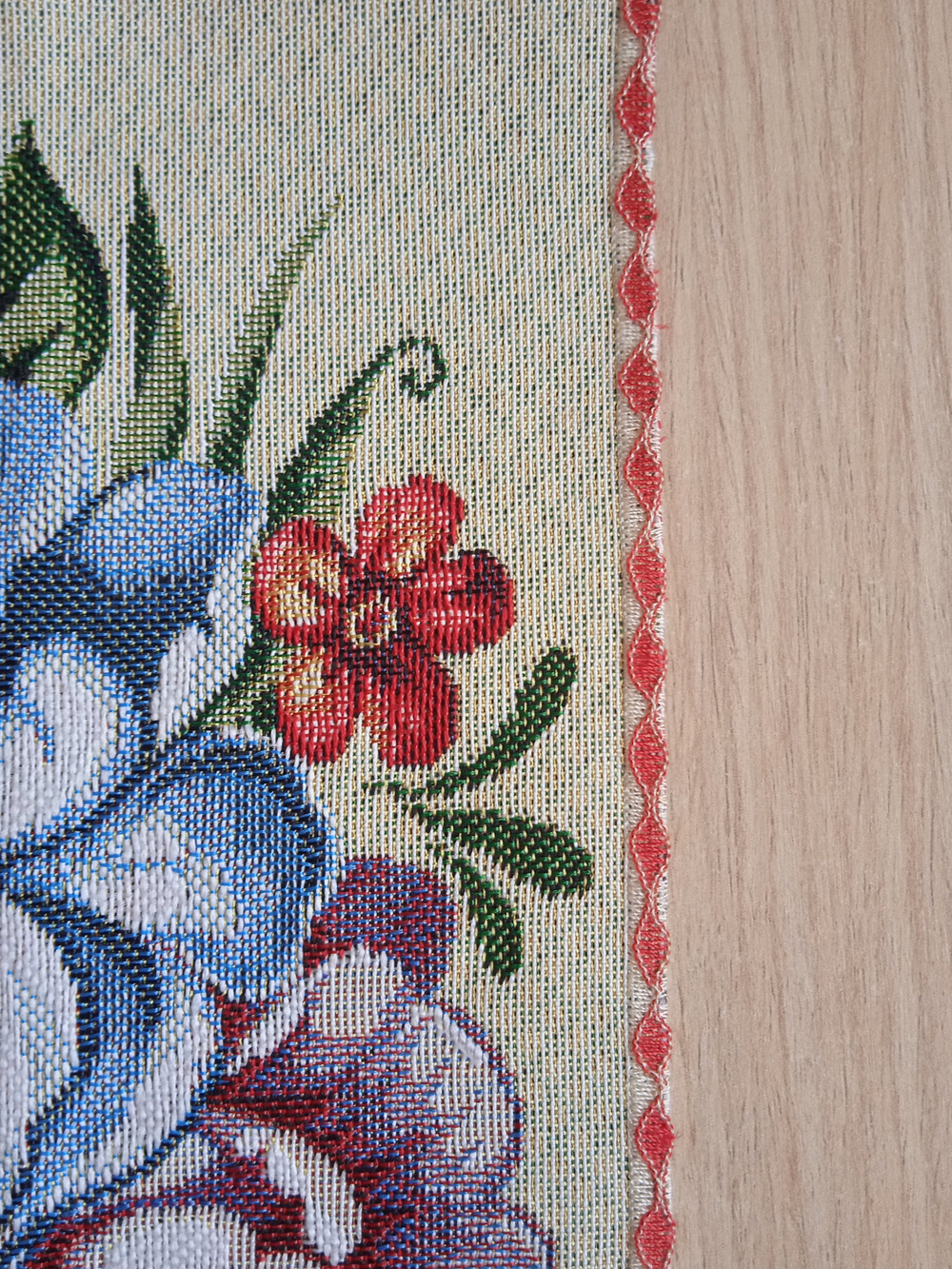 Гобеленовая столешница Цветы на светлом 30х90