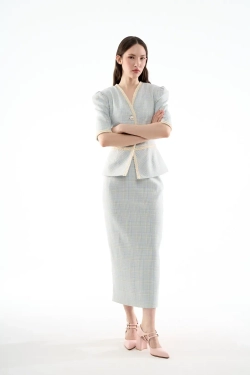 Жакет с объемными плечами и баской голубой