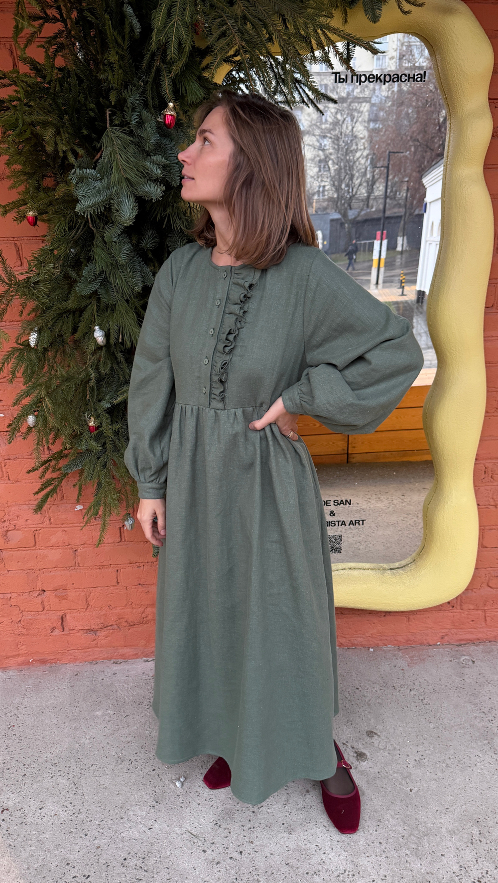 Платье с асимметричной рюшей "Герда" из крапивы цвета хвои