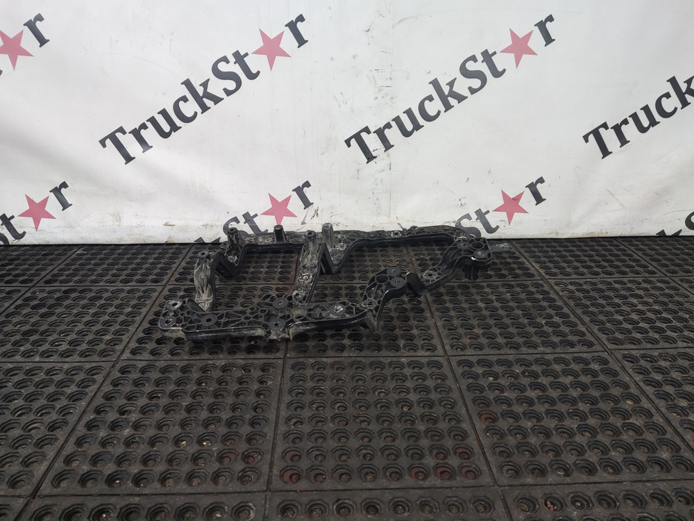 Кронштейн фары правой 2023г