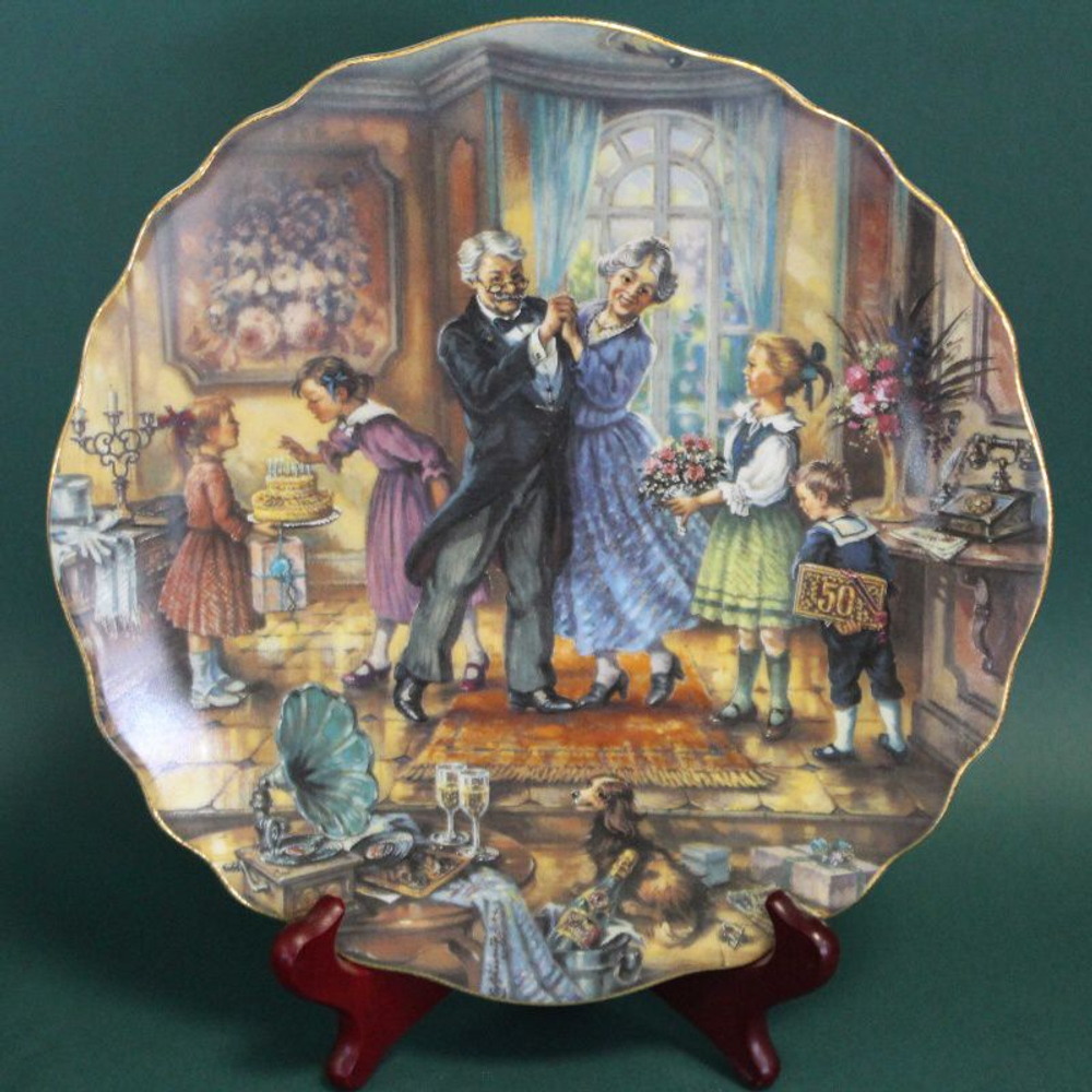 Редкая коллекционная тарелка «Праздничный танец»