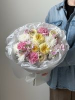 Букет из кустовых пионовидных роз, диантусов, маттиолы и ранункулюсов