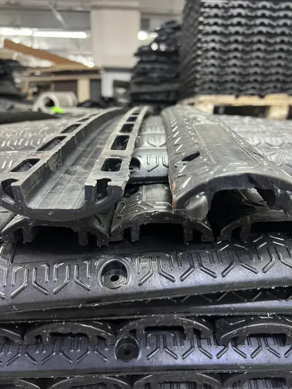 Гибкий кабель-канал для проводов (кабельный трап, капа) резиновый, черный, напольный, 1 канал 36*15 мм., 1000мм*80мм*25мм