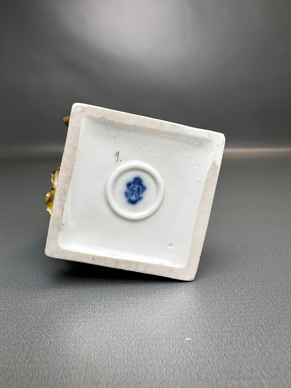 Фарфоровая мануфактура «Нищая с тростью»