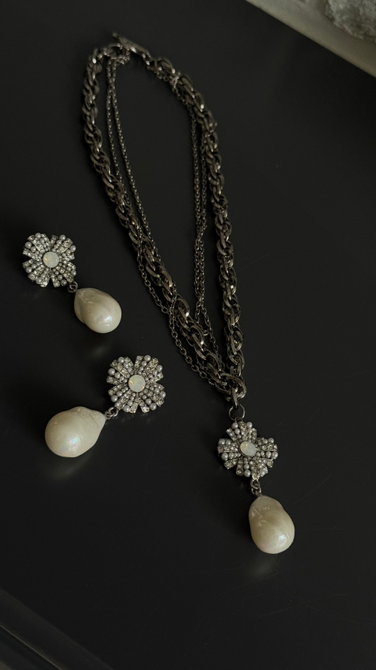 Кулон орден с каплевидной барочной жемчужиной на тройной цепочке, оттенок графит