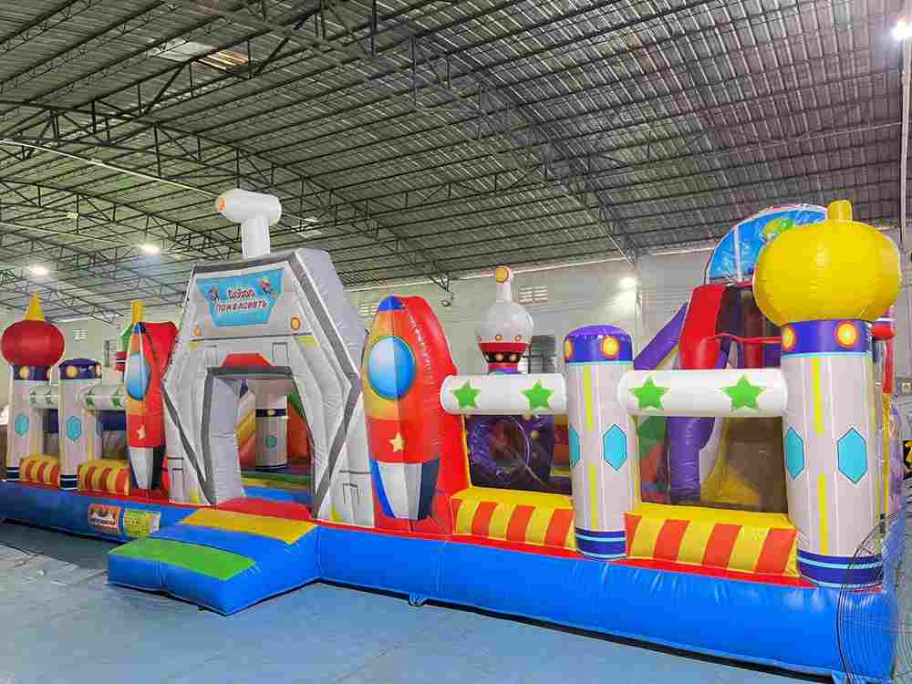 Коммерческий надувной батут «Инопланетяне», 10*5*3,5 м