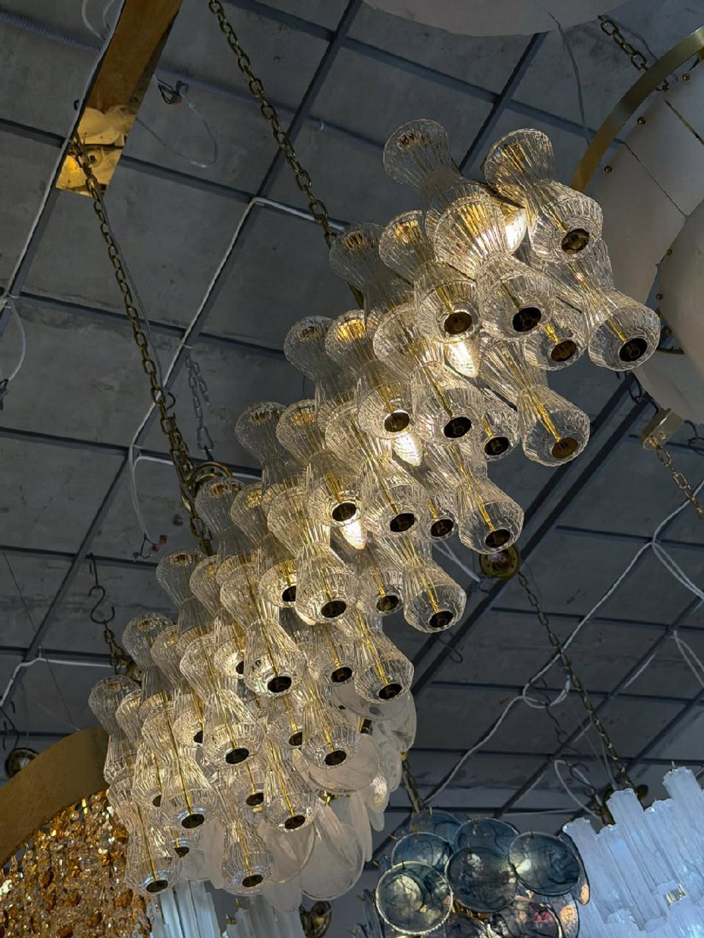 Эффектная люстра с множеством рифлёных стеклянных плафонов на золотом основании ✨