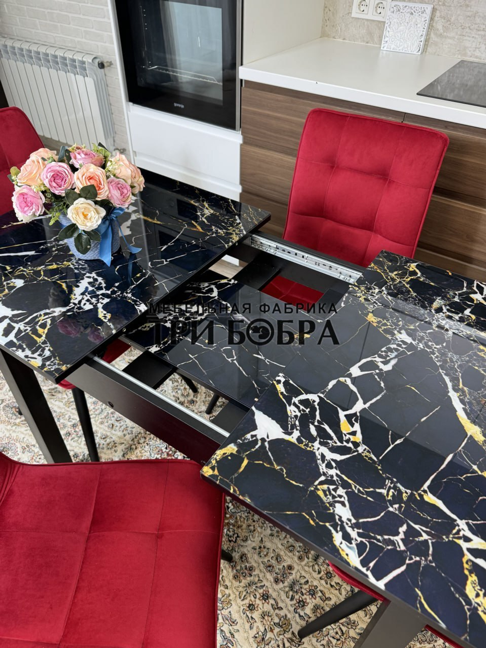 Стеклянный раздвижной стол "Черный мрамор" и стулья "ГУЧИ" бордовый