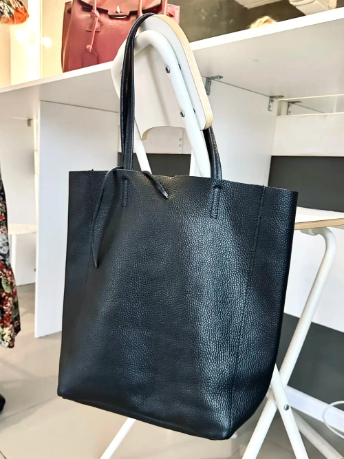 Женская сумка-шоппер из натуральной мягкой кожи черного цвета