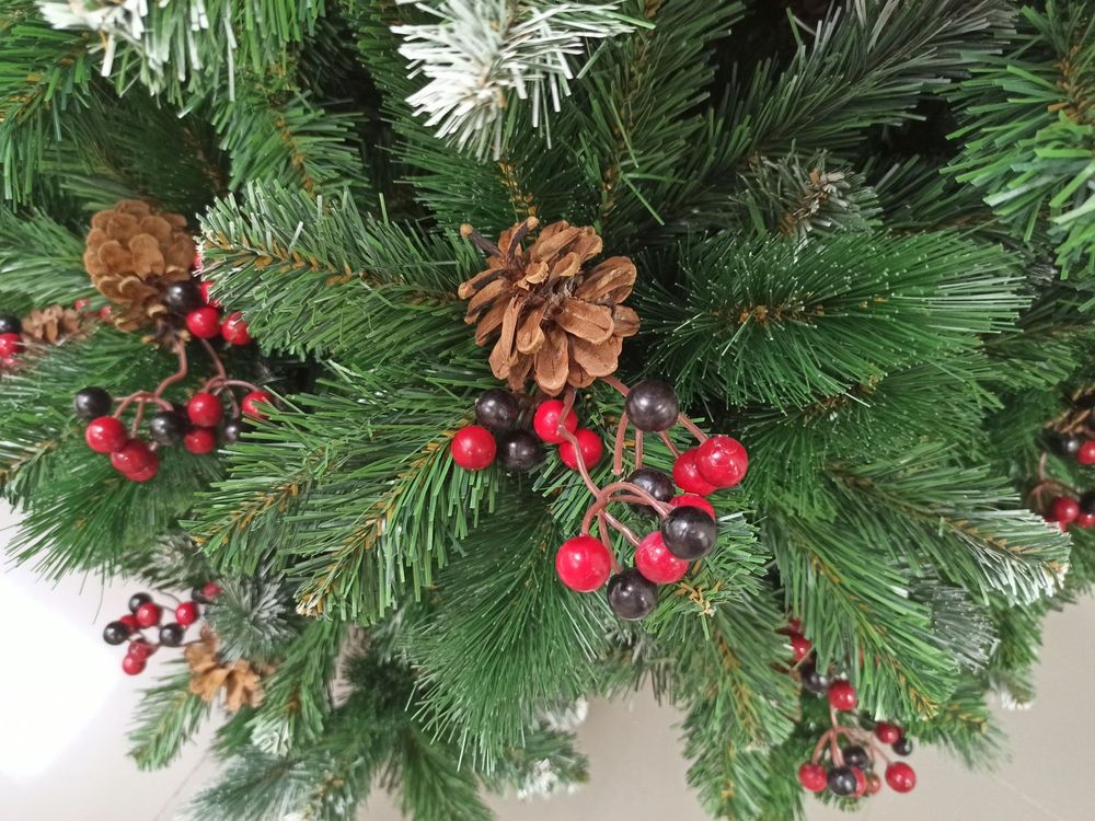 Заснеженная елка с шишками и ягодами «Очарование» (Леска+пвх) 3 м