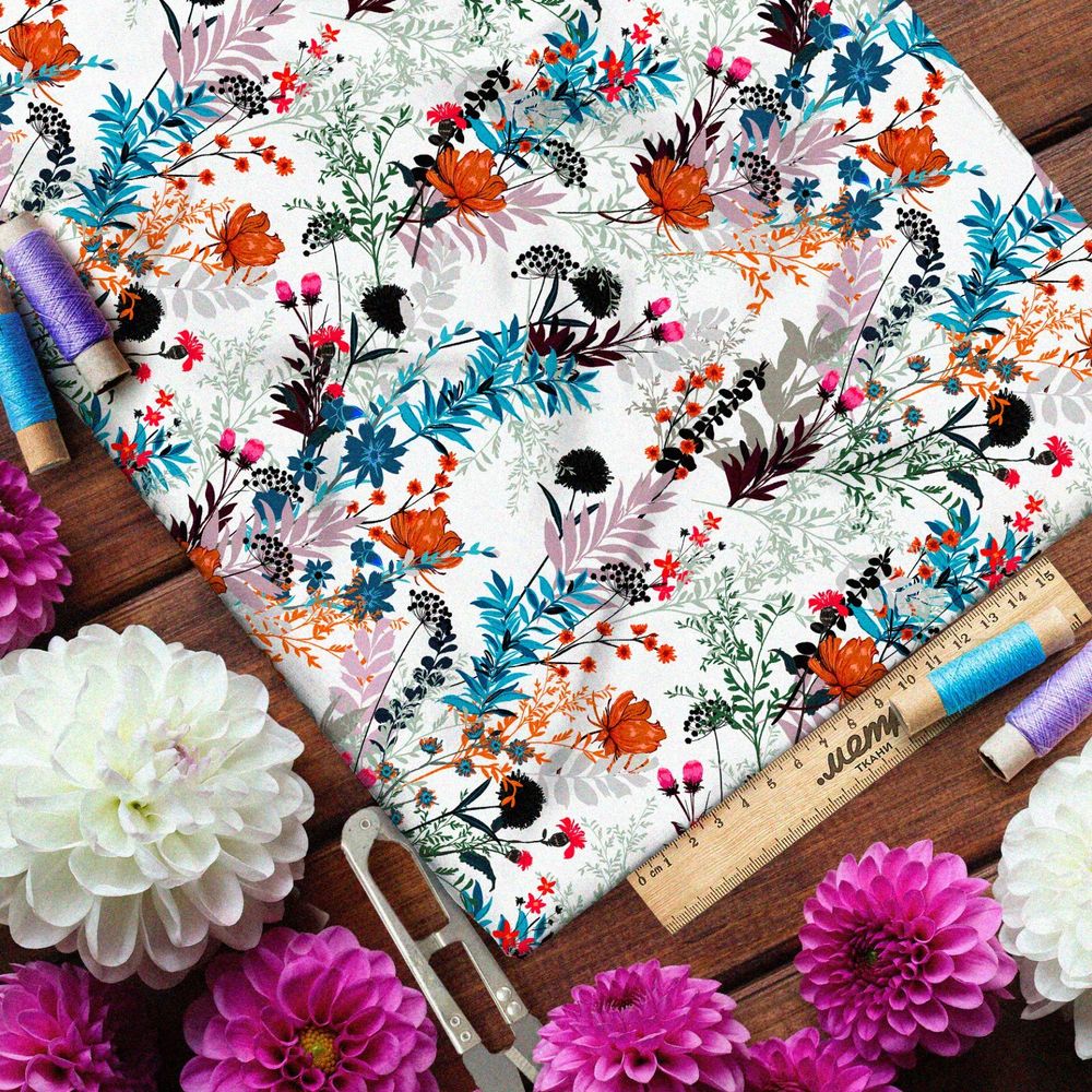 Ткань атлас пёстрые полевые цветы на белом фоне