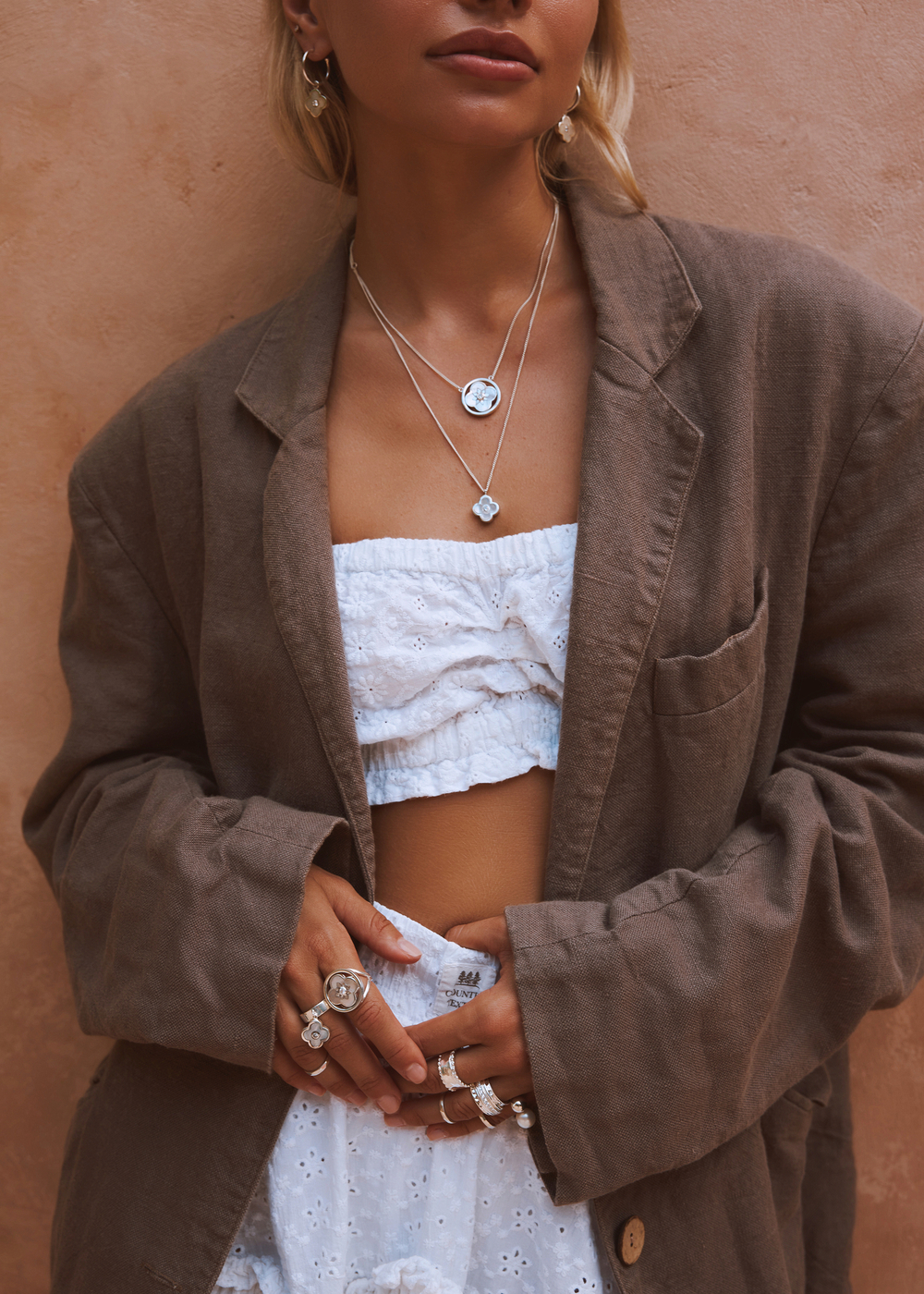 Кольцо-подвеска «Марселия маленькая» с черной ювелирной эмалью и белым перламутром