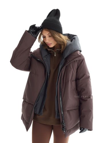 Шоколадный пуховик с акцентной молнией