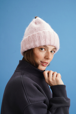 Шапка из мохера на шелке розового цвета