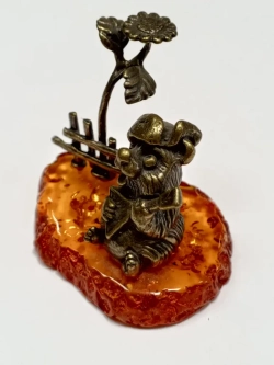 Бронзовая статуэтка на янтаре