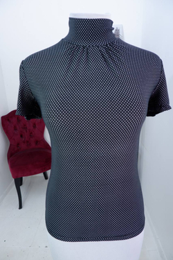 Блузка в мелкий горошек для романтичного акцента в образе, визуально на 44 размер