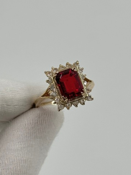 Кольцо с красным кристаллом