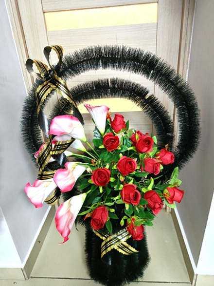 Корзина каллы и розы