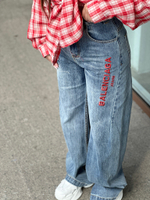 Джинсы однотонные широкие с красной надписью спереди
