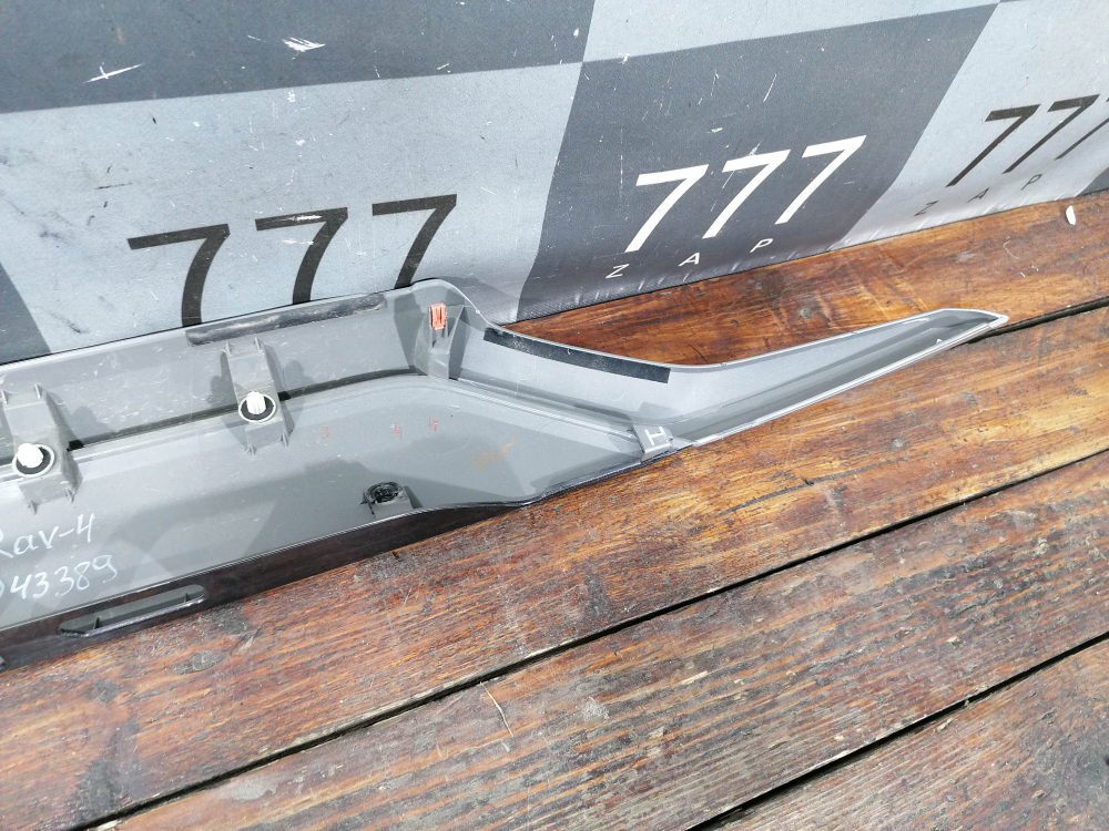 Накладка крышки багажника Toyota RAV4 V (XA50) 18-нв Б/У Оригинал 7680142240