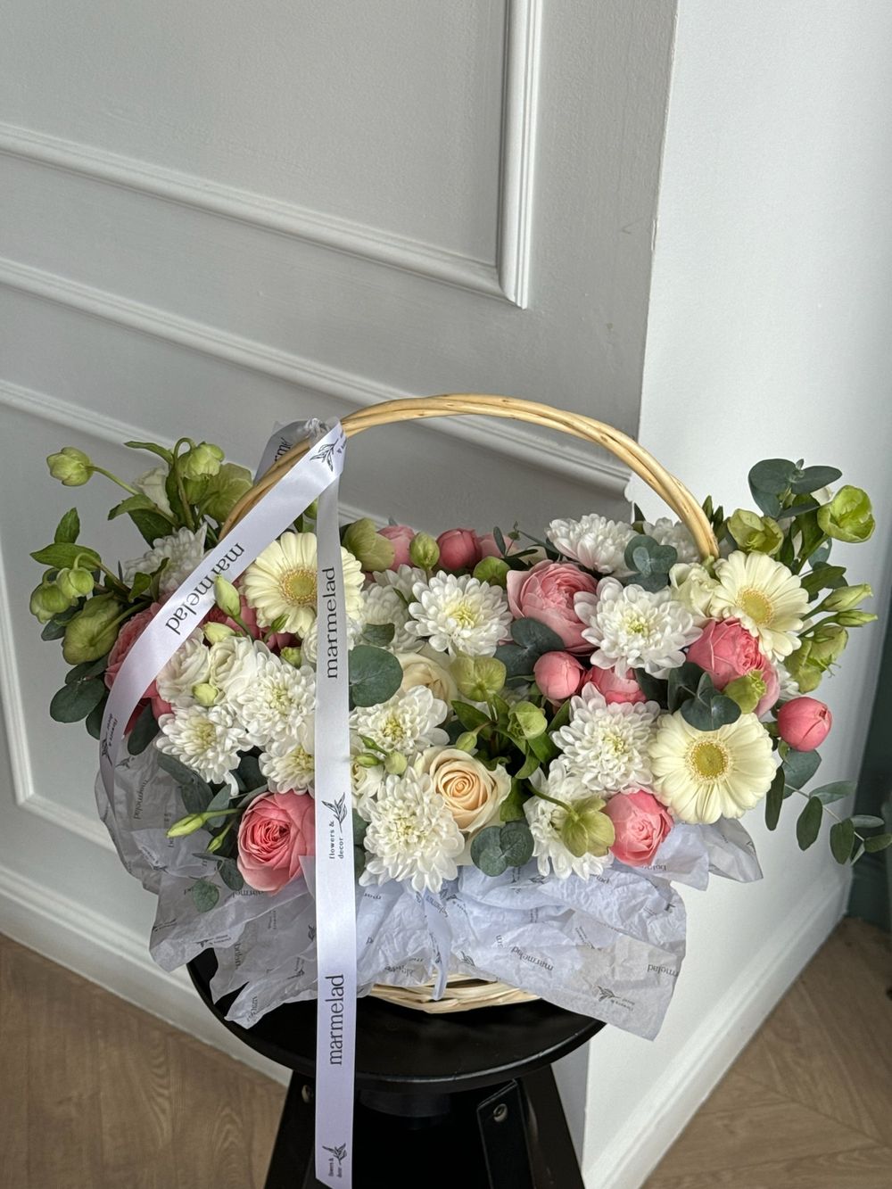 Сборная корзина из кустовых пионовидных роз, минигербер, хризантемы и хелеборуса