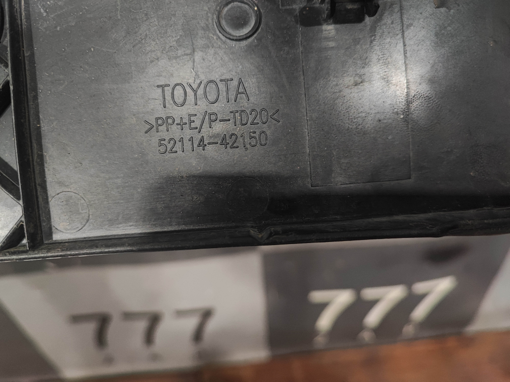 Площадка гос. номера Toyota RAV4 V (XA50) 18-нв Б/У Оригинал 5211442150