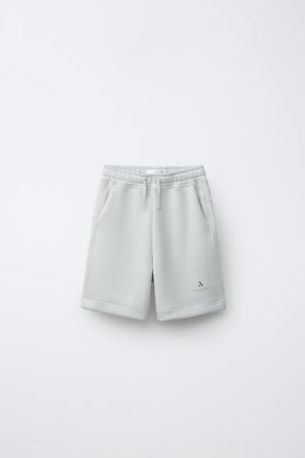 ZARA СПОРТИВНЫЕ ШОРТЫ-БЕРМУДЫ С ЛОГОТИПОМ, ЖЕМЧУЖНО-СЕРЫЙ