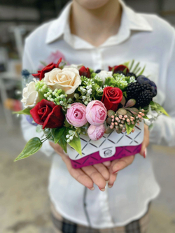 Букет “Фуксия с ягодами”