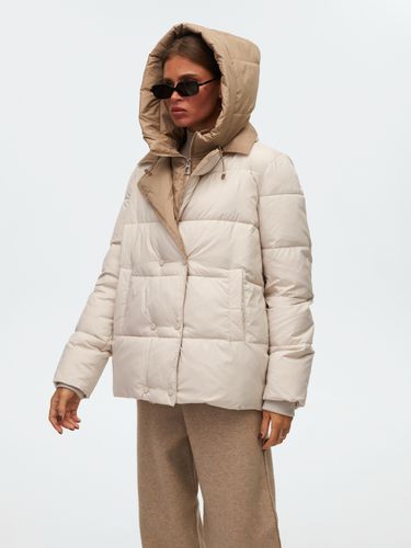 Светло-бежевый пуховик с капюшоном