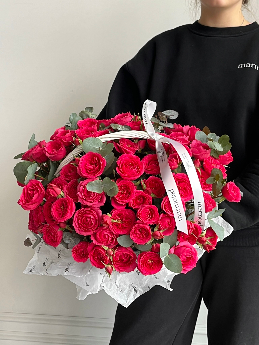 Цветочная корзина из розовых кустовых роз и эвкалипта размер M