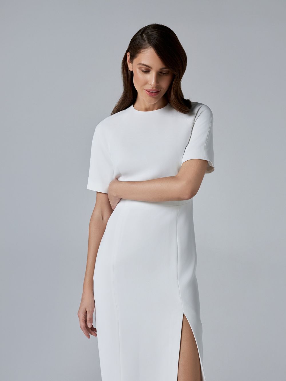 Платье-футляр с разрезом в белом цвете