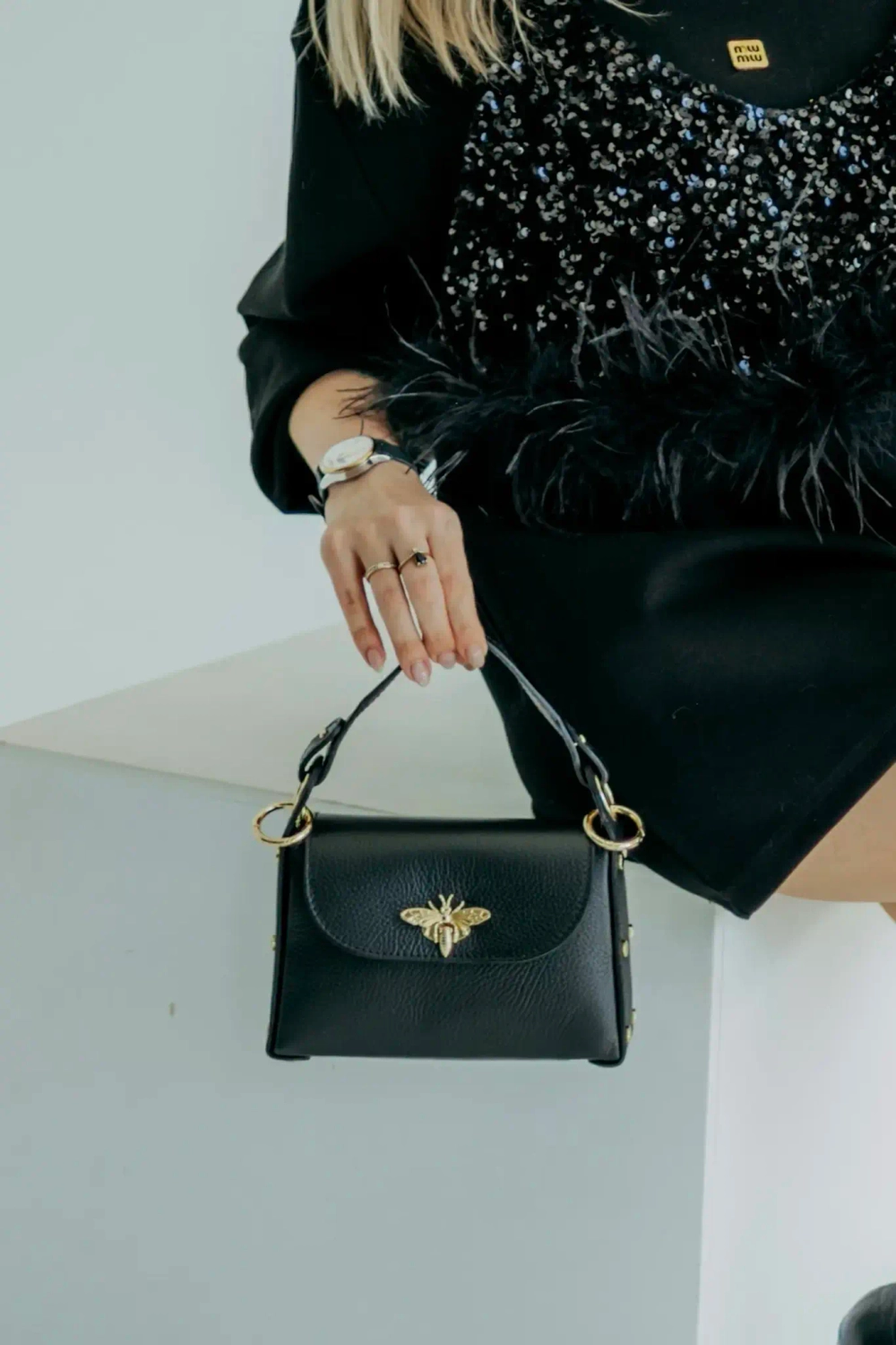 Женская сумочка с застежкой-пчелкой из натуральной кожи цвет nero