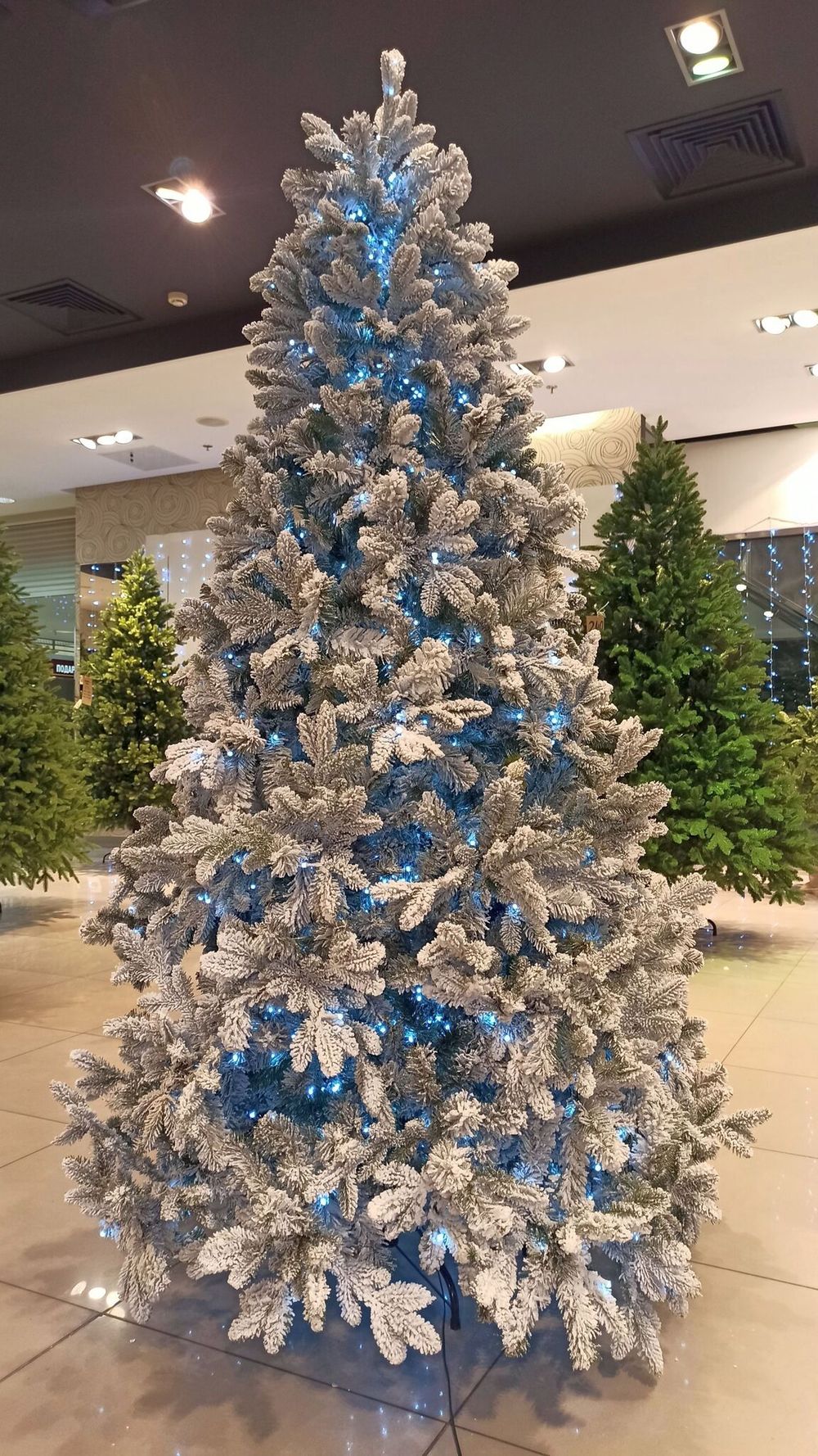 Заснеженная ель с гирляндой «Барокко» холодный свет (Литая+пвх) 150 см / 1,5 м