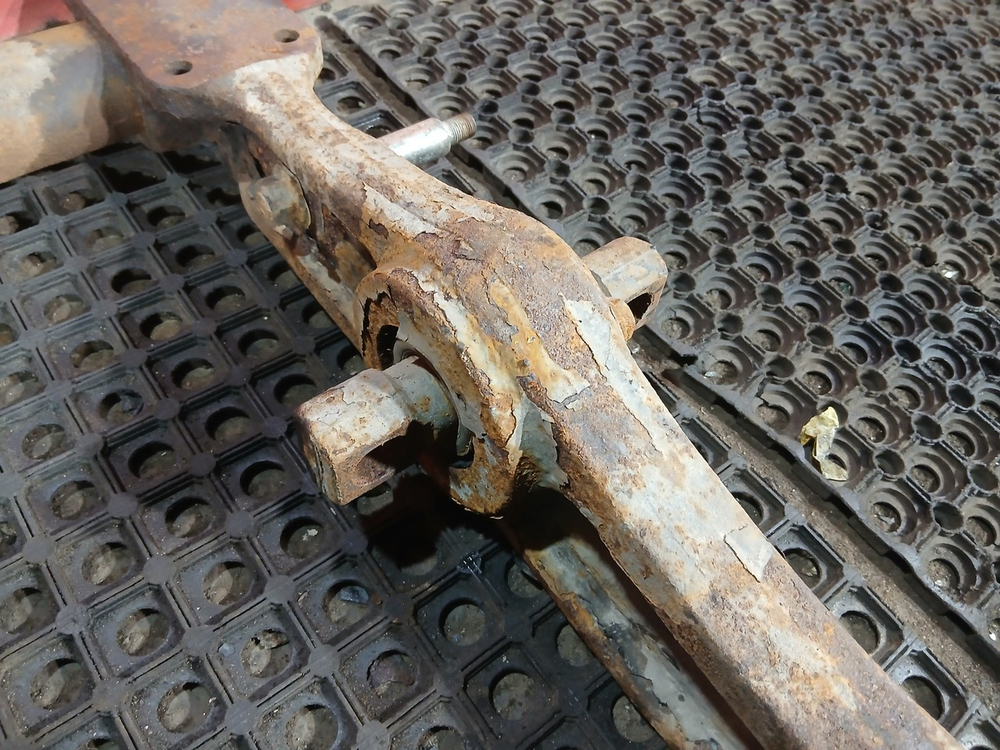 Кронштейн пневморессоры задний