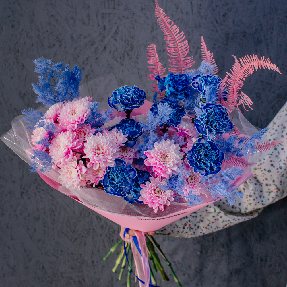 112. Стильный синий букет с розовой хризантемой
