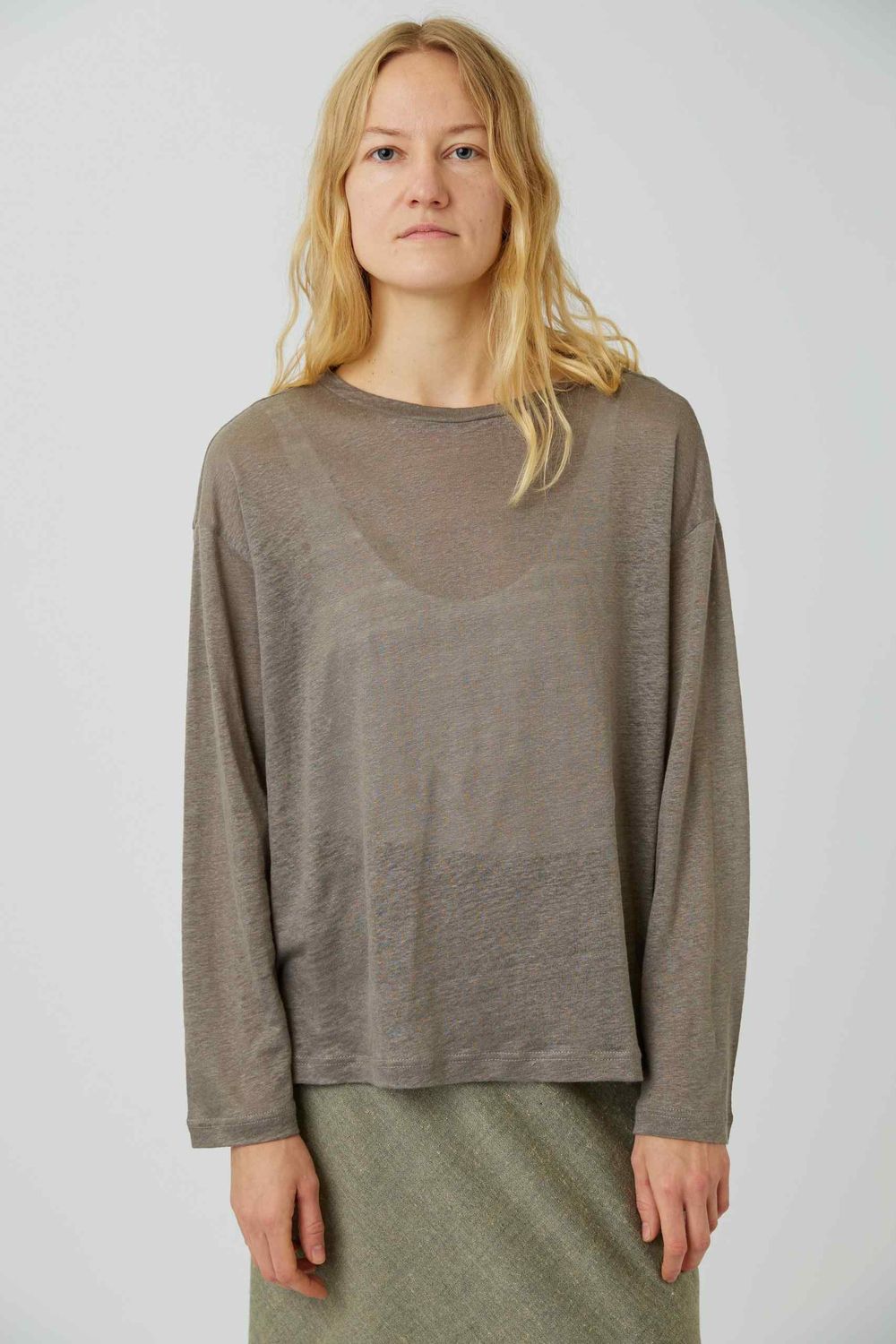 Топ с разрезами из серого льна