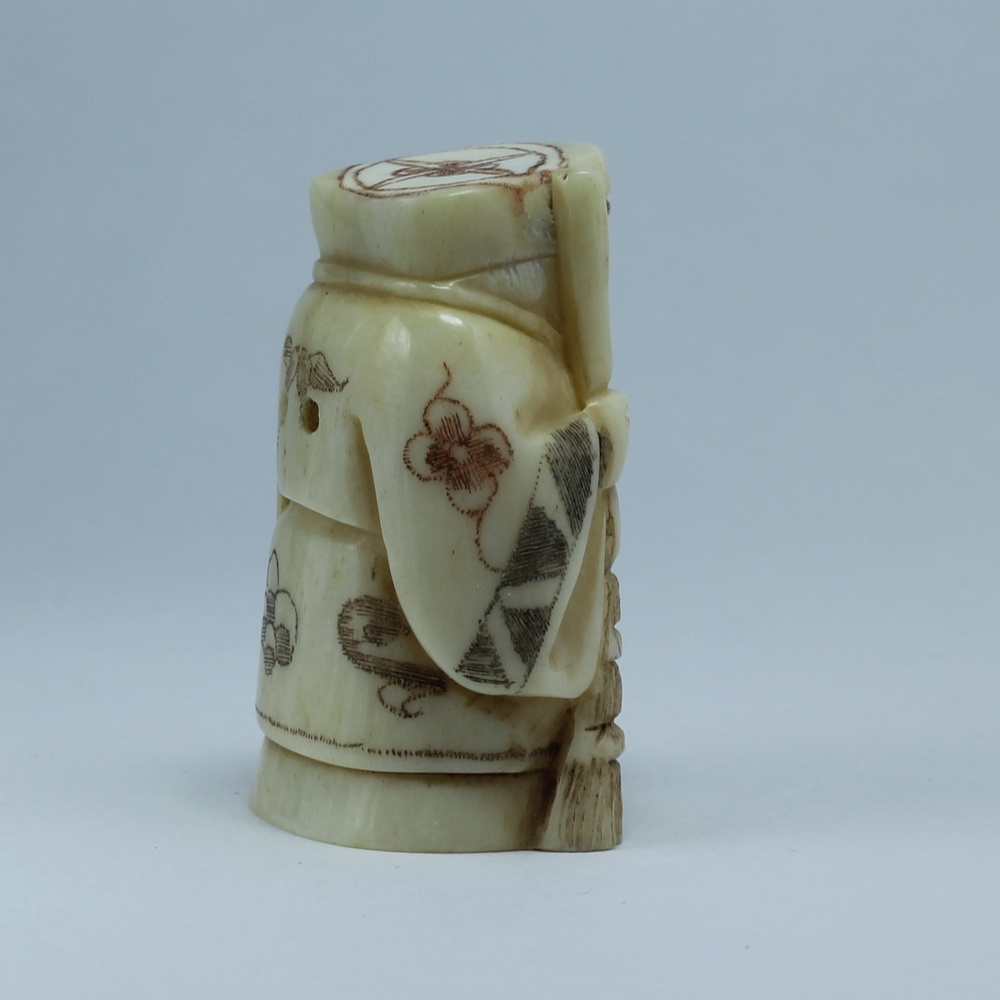 Нэцкэ Дзюродзин с метлой и корзиной рыбы