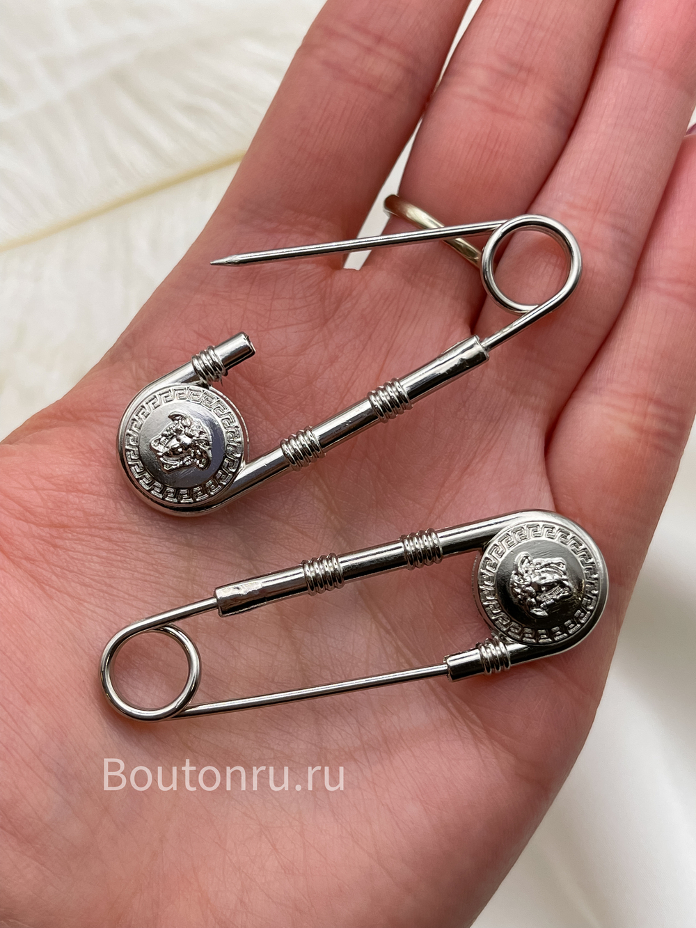 Брошь булавка Верс. серебристая